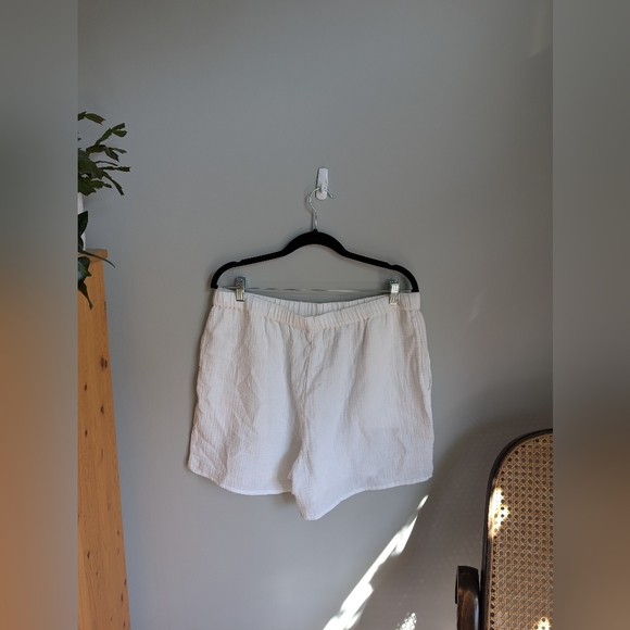 Wilfred (Aritiza) large white shorts - Picture 2 of 4